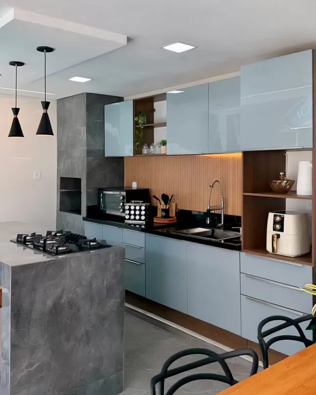 ideias para armário de cozinha planejado na cor branca com detalhes em madeira.