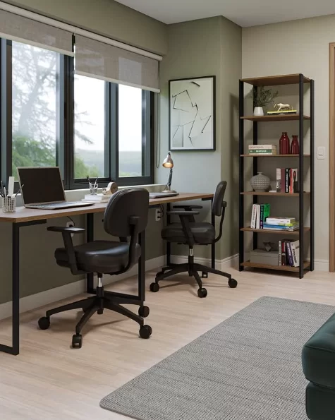 Mesa de estilo industrial com tampo de madeira e estrutura de metal, ao lado de uma estante de madeira com várias prateleiras contendo livros e objetos decorativos.