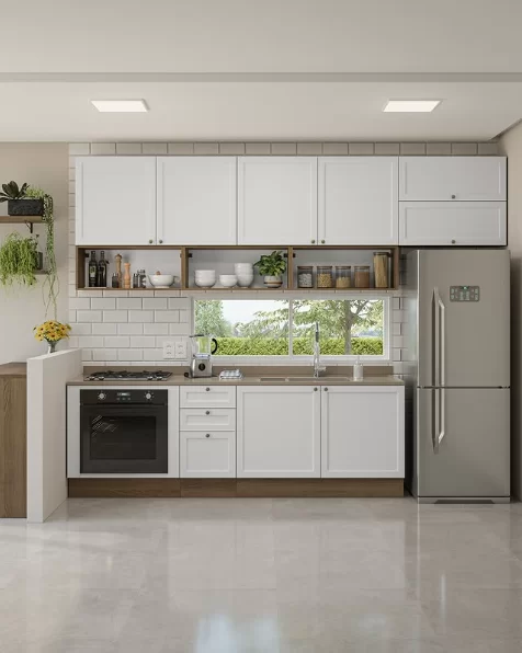 Cozinha com bancada rústica, armários brancos, pia com janela ao fundo, geladeira inox ao lado direito, e prateleiras abertas de madeira com utensílios e plantas. Piso de superfície clara e teto com iluminação embutida.