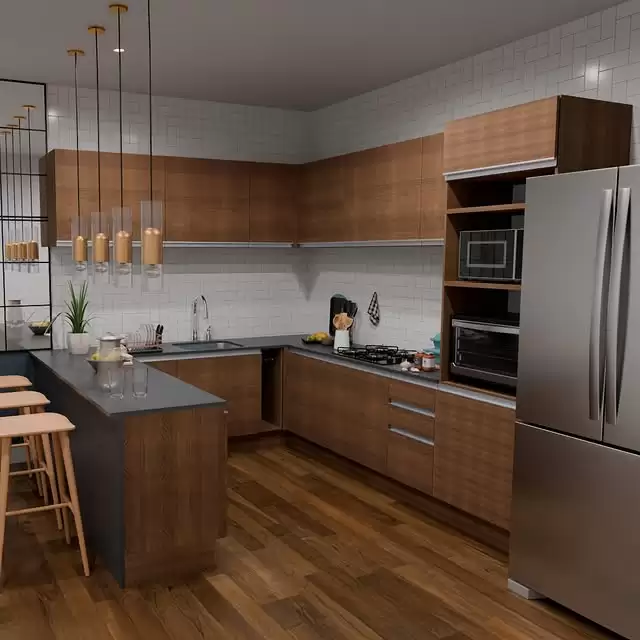 Cozinha com armários de madeira, bancada de granito escuro, piso de madeira, backsplash de azulejos brancos, geladeira de aço inox, armários embutidos com forno e micro-ondas, ilha central com espaço para refeições, quatro banquetas de madeira, iluminação suspensa com vários pendentes de vidro e detalhes dourados, e uma planta no canto ao lado do balcão.
