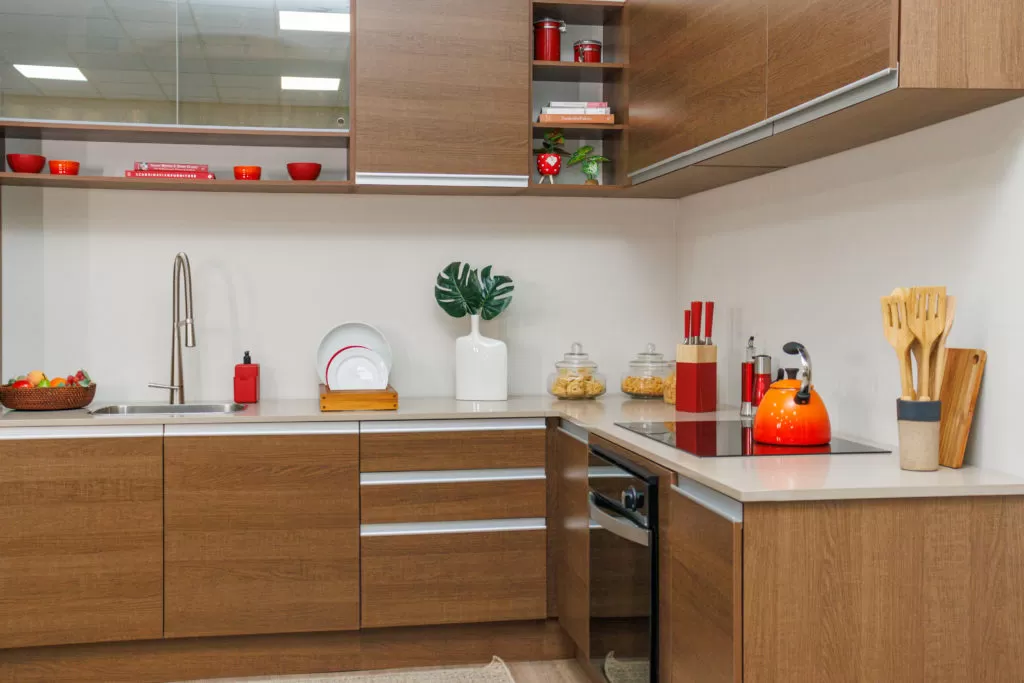 Cozinha da linha Glamy da Madesa na cor rustic. Módulos de chão e módulos aéreos com enfeites sobre o tampo de mármore branco.