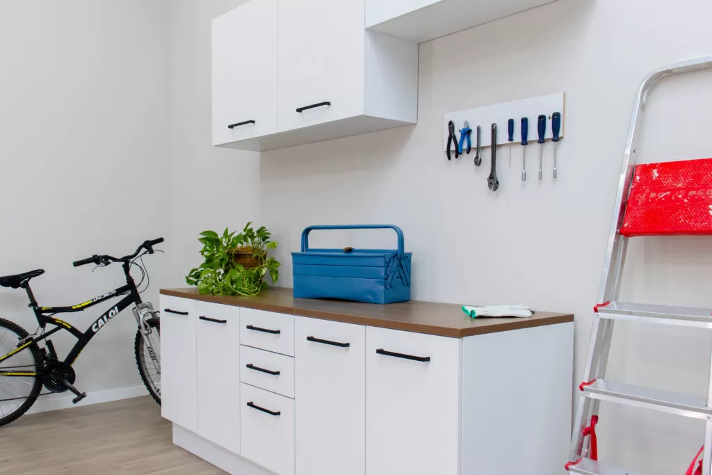 Módulos de cozinha Madesa utilizados como móveis versáteis para serem colocados na garagem