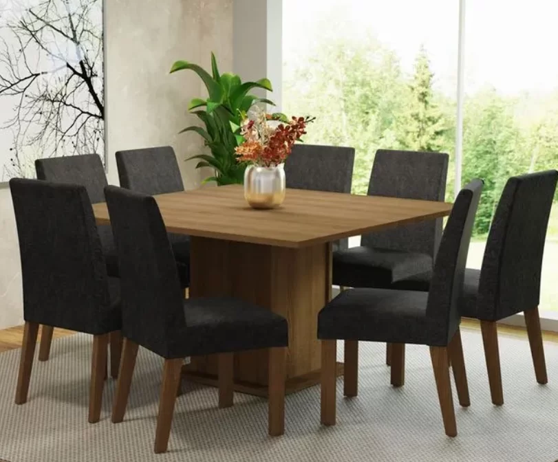Mesa de jantar em madeira com 8 cadeiras em estofado preto. Mesa sobre tapete em frente de uma parede de cimento queimado e uma janela com visto para o verde.