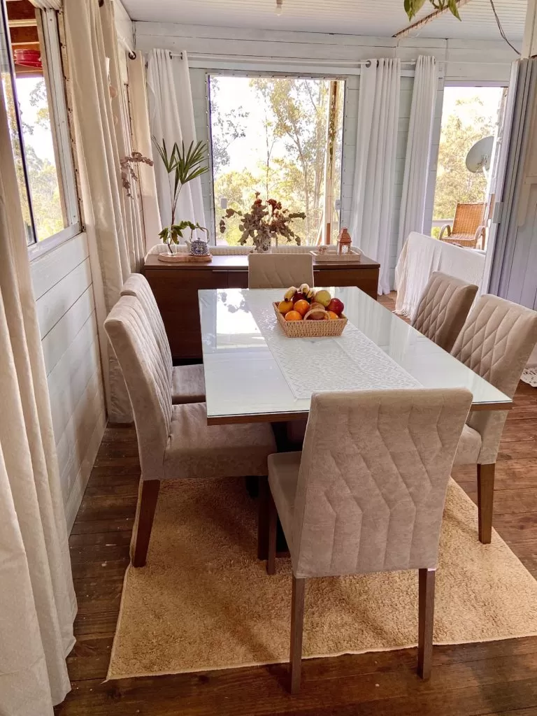 Entre os móveis de madeira, as mesas de jantar se destacam.