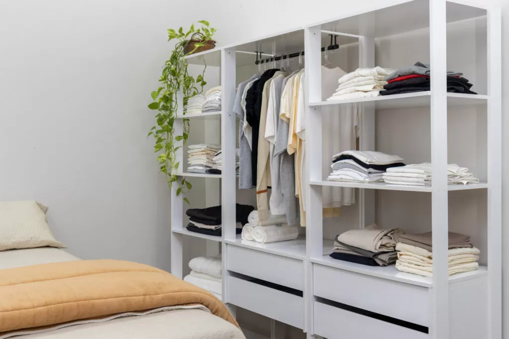 Um closet ajuda a criar um quarto aconchegante par ao verão