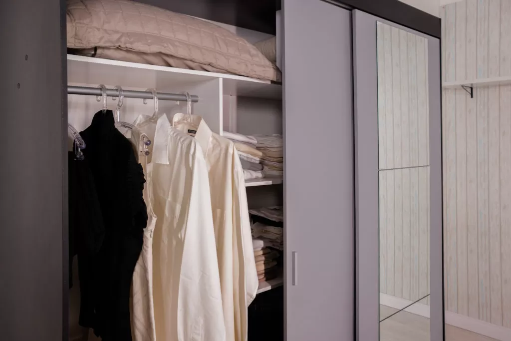 Guarda-roupa pequeno pode ajudar na organização do quarto