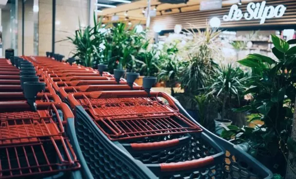 Carrinhos de mercado vermelhos como ilustração do dia do consumidor
