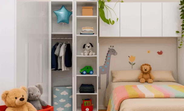 Quarto infantil com móveis funcionais