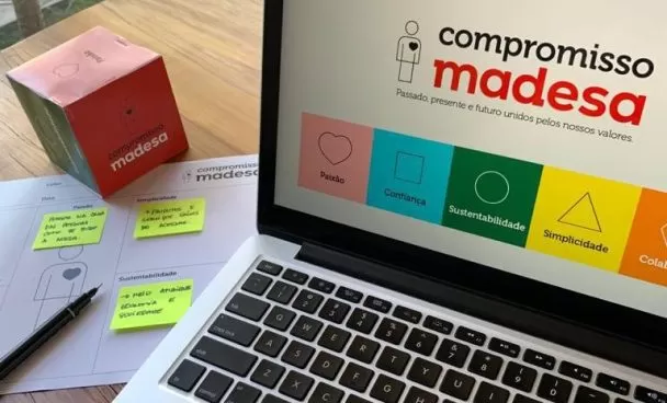 Notebook exibindo o banner com os pilares do compromisso Madesa