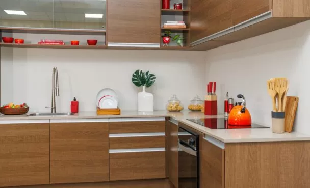 Cozinha da linha Glamy da Madesa na cor rustic. Módulos de chão e módulos aéreos com enfeites sobre o tampo de mármore branco.