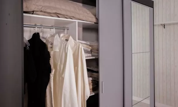 Guarda-roupa pequeno pode ajudar na organização do quarto