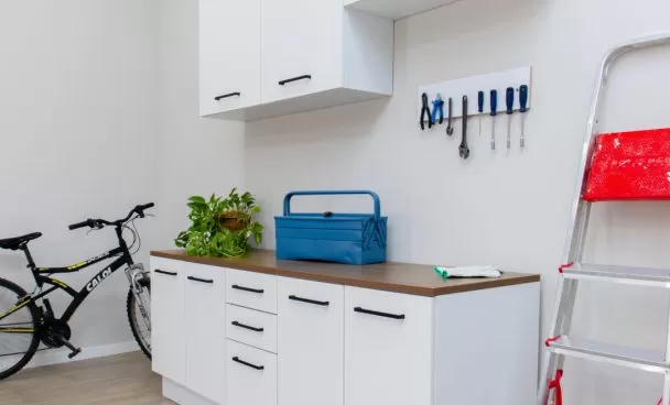 Módulos de cozinha Madesa utilizados como móveis versáteis para serem colocados na garagem