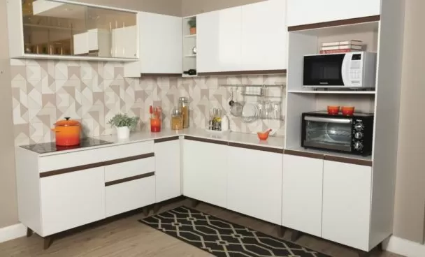 Cozinha Madesa Reims branca em um cômodo com papel de parede como exemplo de como fazer uma decoração com papel de parede.