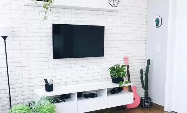 Resultado final da parede de tijolinho branco e o novo rack.