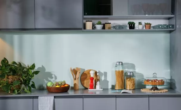 Cozinha Nice Madesa na cor cinza, decorada com utensílios e eletrodomésticos.