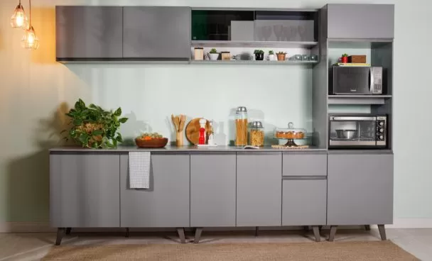 Cozinha Nice Madesa, na cor cinza, decorada com utensílios de cozinha e eletrodomésticos.