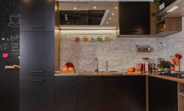 Cozinha Madesa Agata na cor preta, com eletrodomésticos e decorada.