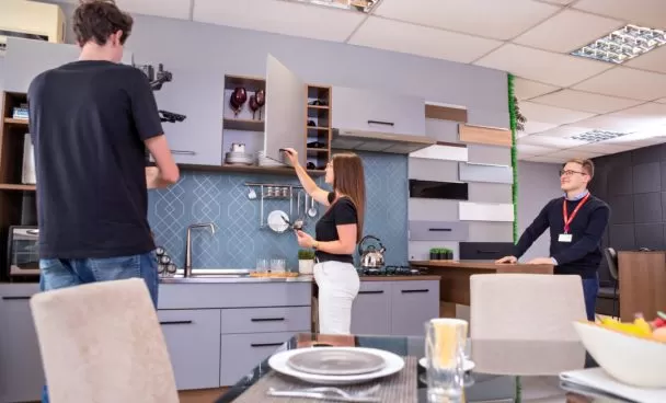 Três profissionais Madesa em Live, mostrando de perto os detalhes das cozinhas Madesa.